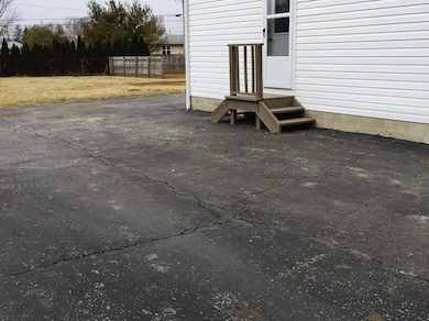 Side parking / entrance