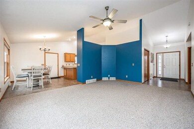 3713 Hawk Ave SW, Cedar Rapids, IA 52404 - photo 6