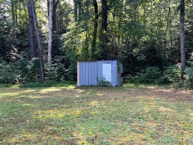 View of yard featuring a shed