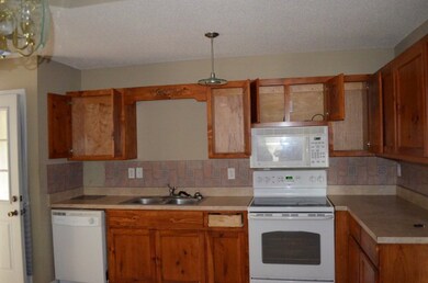 2877 Bobolink Dr, Macon, GA 31206 - photo 3