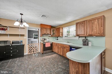 1448 Butter Ln, Reading, PA 19606 - photo 7