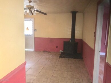 629 Powell dr livingroom 0610