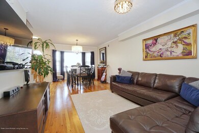 (6) LIVING ROOM