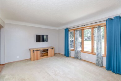 2023 Maplewood Dr, Cedar Falls, IA 50613 - photo 5