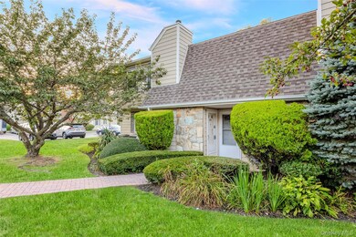 195 Lake Pointe Cir, Middle Island, NY 11953 - photo 2