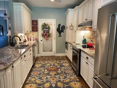 Cabinets have pull out drawers