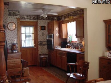 58 W Ashtabula St, Jefferson, OH 44047 - photo 2