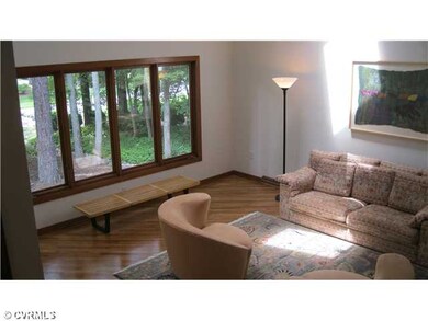 Living Room - Spacious and  vaulted  ceiling in fo