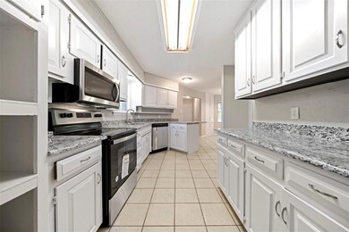 1303 Shady Creek Dr, Euless, TX 76040 - photo 6