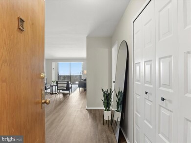 Regency unit 1017, McLean, VA 22102 - photo 2