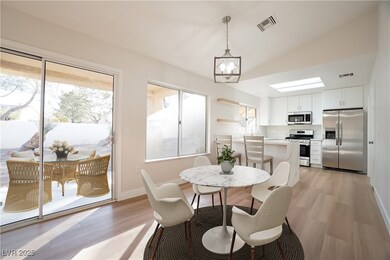 BRIGHT 
OPEN FLOORPLAN