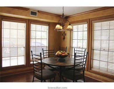 Dining Room. Great breakfast room!