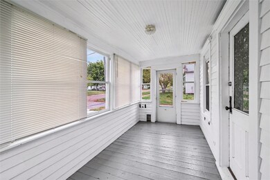 705 10th St, Belle Plaine, IA 52208 - photo 4