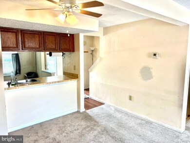 11805 Ashbrook Ct, Germantown, MD 20876 - photo 5