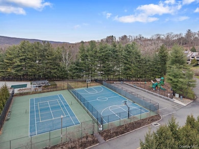 482 Iroquois Ct unit 482, Suffern, NY 10901 - photo 4