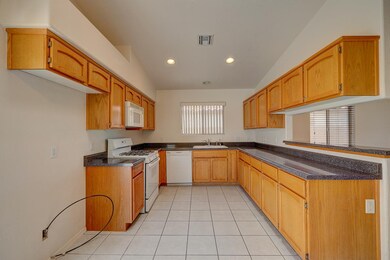 10627 E 34th St unit III, Yuma, AZ 85365 - photo 6