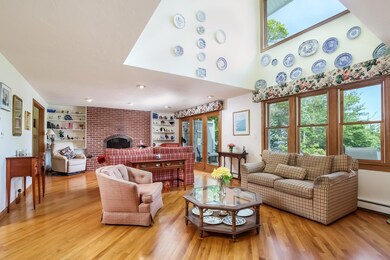 004-Living_Room-4301906-large