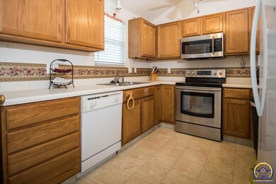 1727 SW Stone Crest Dr, Topeka, KS 66615 - photo 4