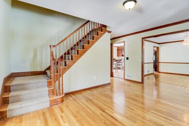 004_Staircase and foyer
