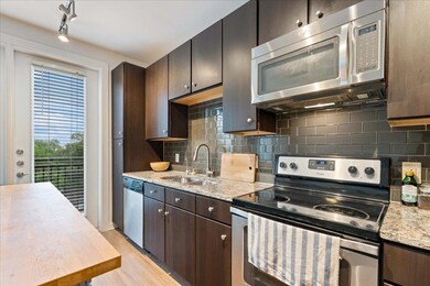 Kitchen with appliances with stainless steel fini