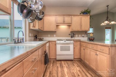 1821 NW Jackpine Ave, Redmond, OR 97756 - photo 7