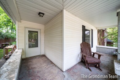 911 Emerald NE, Grand Rapids, MI 49504-3