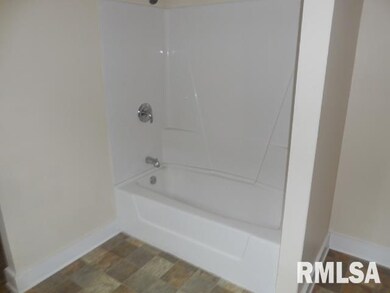 1512 W 4th St, Davenport, IA 52802 - photo 5