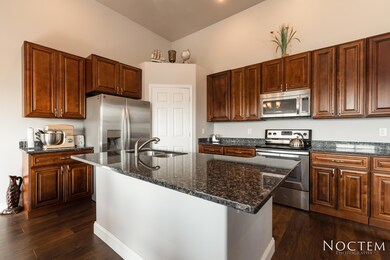 933 Calvert Dr-16
