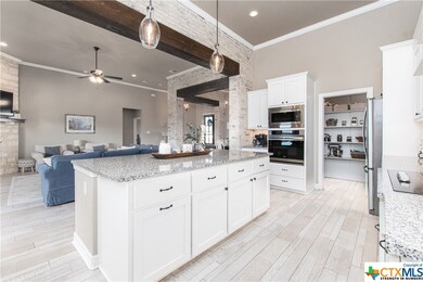 Large island in Kitchen