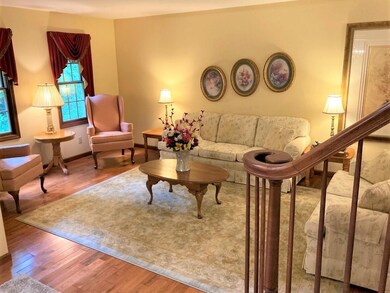 IMG_0723 Living Room w Stair
