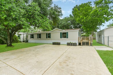 19136 Stoneforest Rd, Alvin, TX 77511 - photo 2