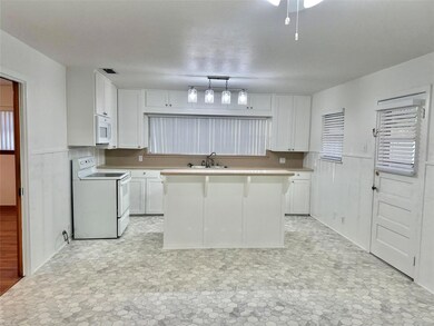 911 Dodson St, Gainesville, TX 76240 - photo 6