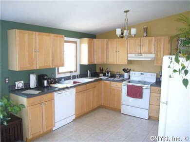 Kitchen Convenient with great cabinets!