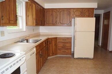 Eat-in kitchen equipped with a electric stove  wit