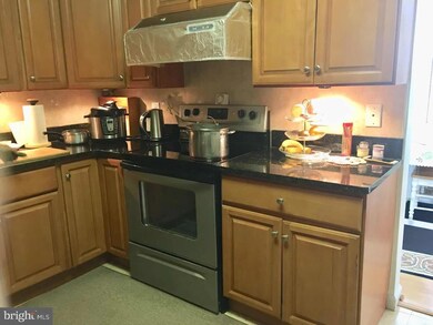 9717 Kings Crown Ct unit 101, Fairfax, VA 22031 - photo 7