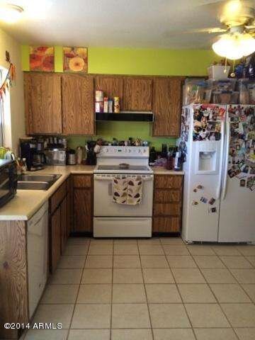 Good-sized eat-in Kitchen