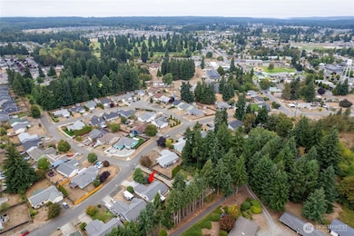 Close Distance to Yelm City Park, Golf Course and Resturants