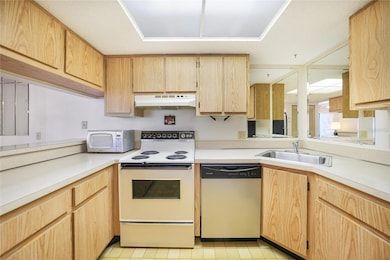 Kitchen has plenty of counter and cabinet space
