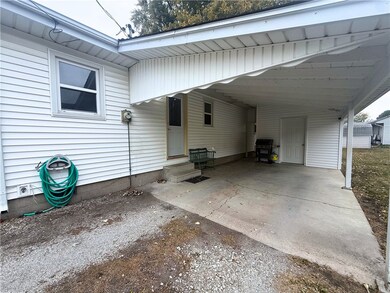 310 E Wright St, Sullivan, IL 61951 - photo 2