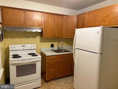 890 N Warren St, Pottstown, PA 19464 - photo 3