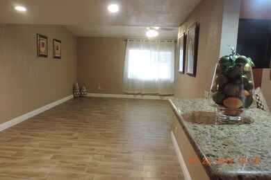 930 E Desert Ave 046