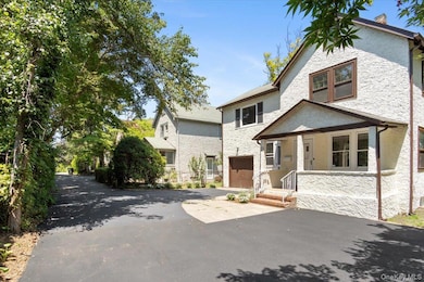 13 Potters Ct, Great Neck, NY 11024 - photo 2