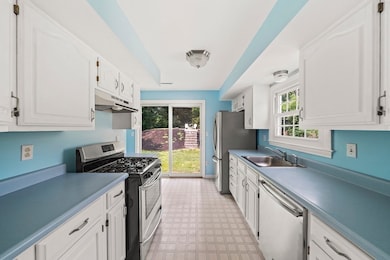 54 Davis St, Hanover, MA 02339 - photo 4