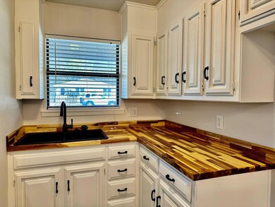 1512 E Tennie St, Gainesville, TX 76240 - photo 5