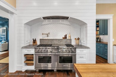 Eat-in Kitchen