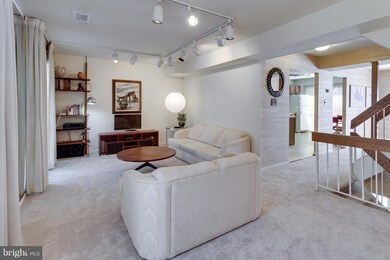 9521 Barcellona Ct, Fairfax, VA 22031 - photo 5