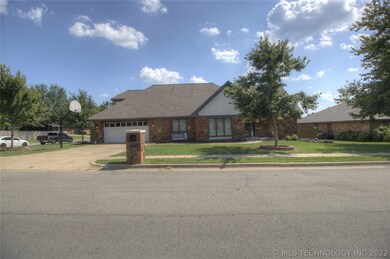 2557 Georgetown Dr, Bartlesville, OK 74006 - photo 3