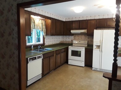 16 Red Oaks Cir, Feeding Hills, MA 01030 - photo 4