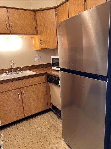 7538 Manor Cir unit 102, Westland, MI 48185 - photo 6