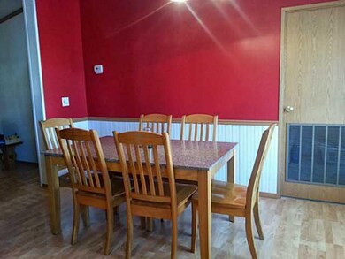 Dining Room Freshly painted with lots of sunlight!